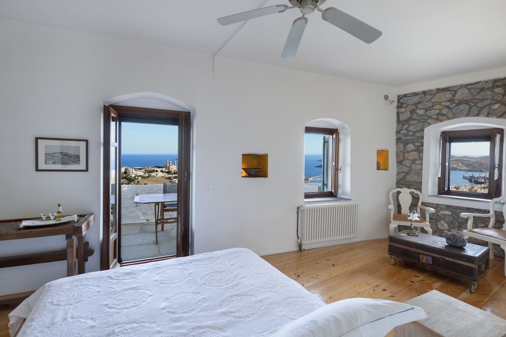 Deluxe Room with Balcony and Sea View photo 1