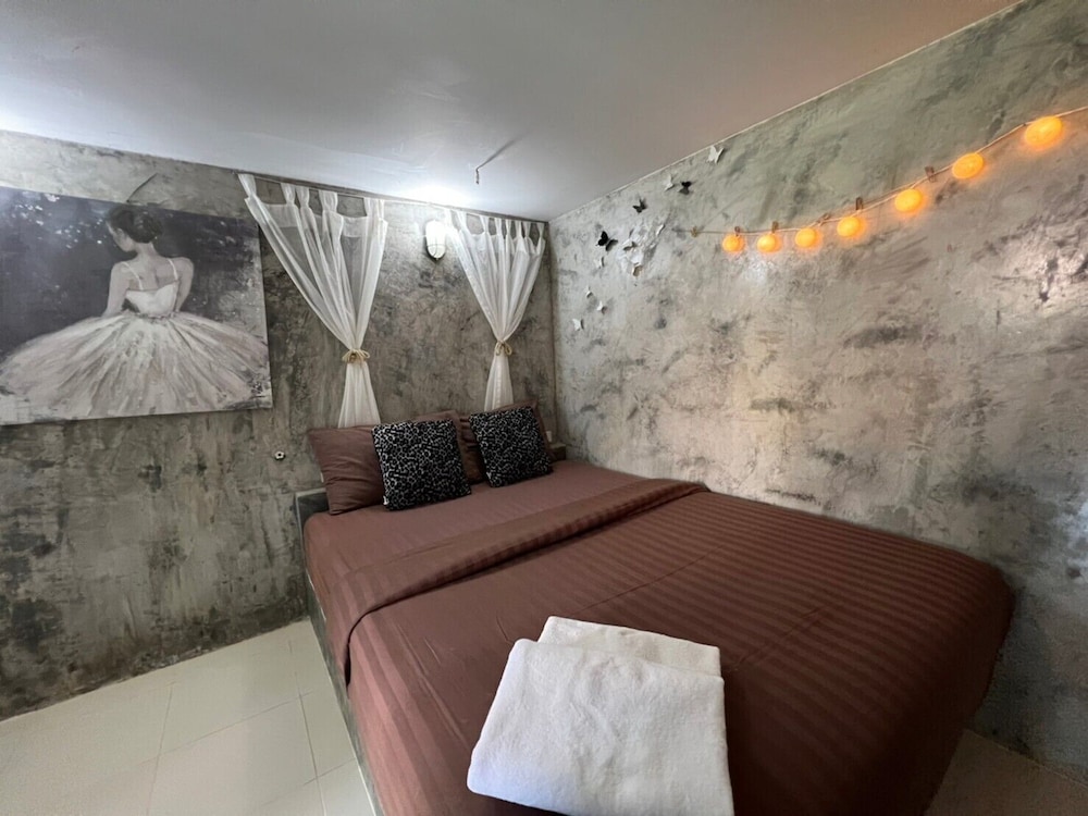 Deluxe Room, 1 Queen Bed - Photo 9
