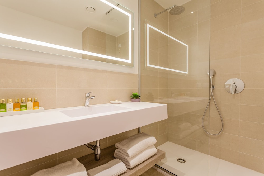 Executive Quadruple Room photo 1
