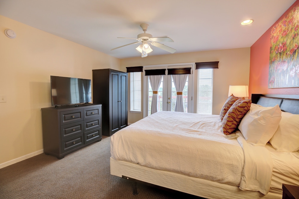 Deluxe Condo, 2 Bedrooms, Balcony photo 2
