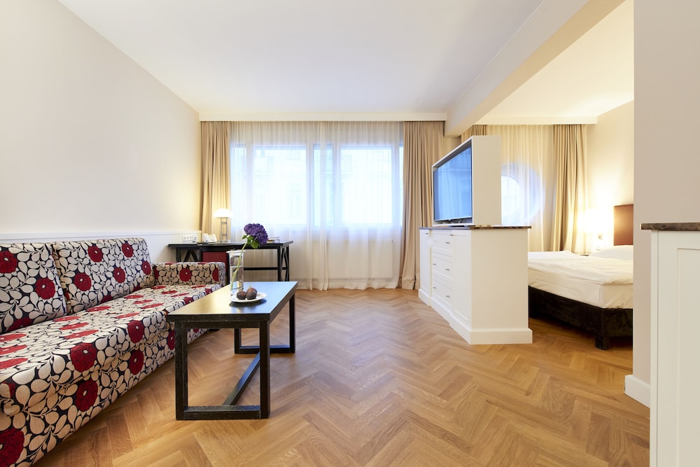 Deluxe Triple Room, 1 King Bed with Sofa bed, Kitchenette photo 2