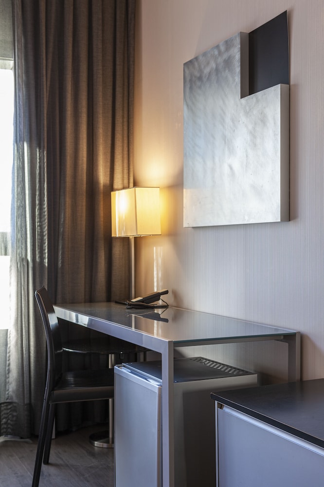 Standard Double Room thumbnail 6