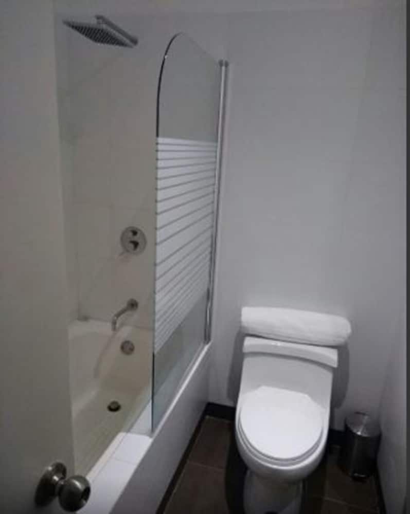 Family Apartment, 3 Bedrooms, Non Smoking, Private Bathroom photo 2