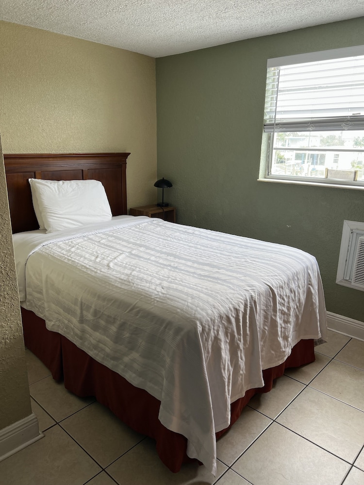 Deluxe Room ,1 Full Size Bed, Kitchenette photo 3