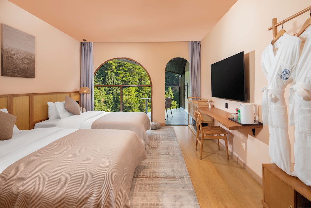 Comfort Twin Room, Patio, Mountain View