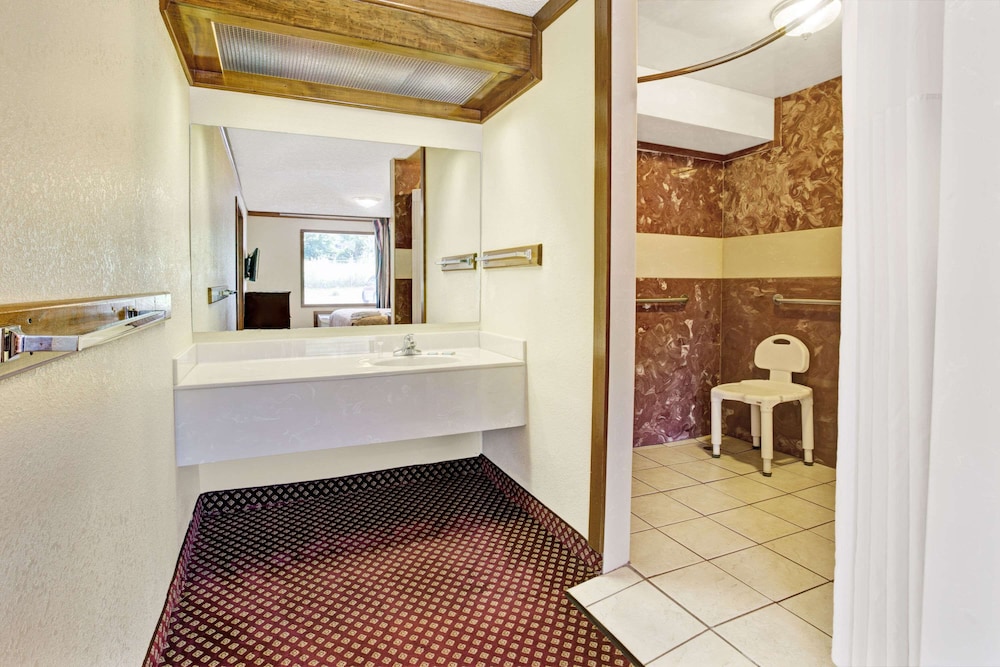 Suite, 1 Queen Bed, Non Smoking, Kitchenette - Photo 5