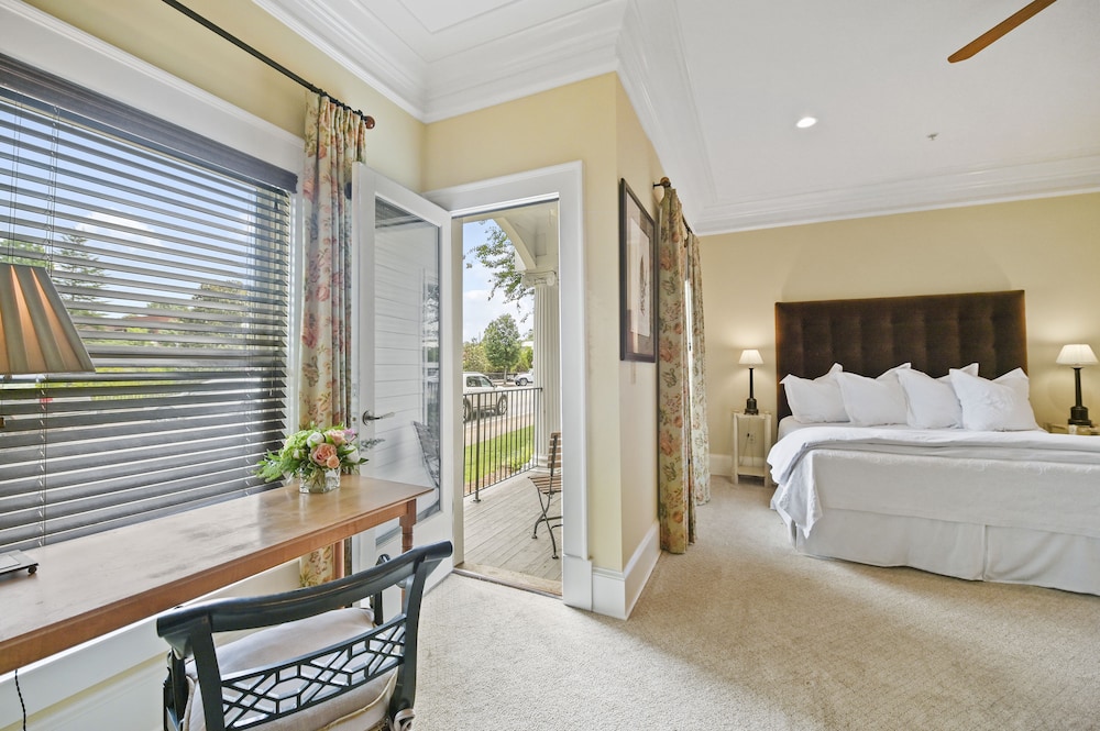 Suite, Non Smoking (Balcony, City View,) photo 1