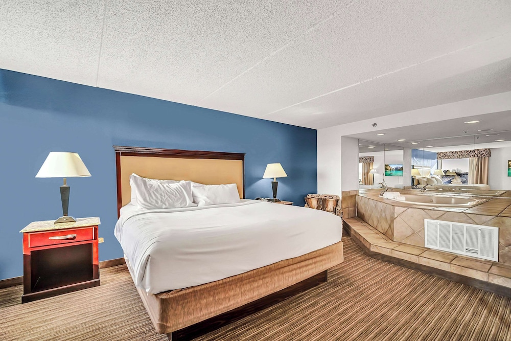 Suite, 1 King Bed, Non Smoking, Jetted Tub - Photo 1