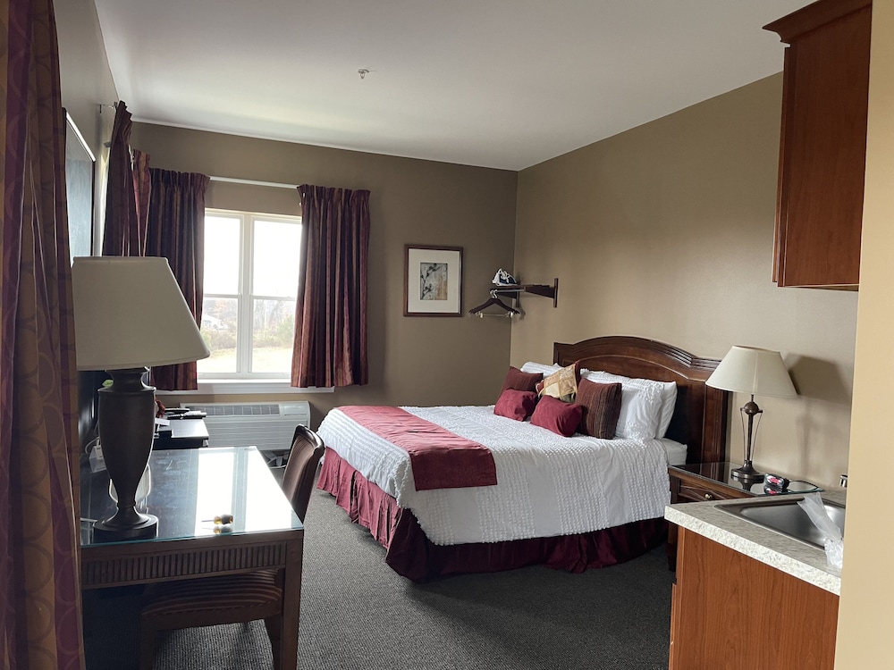 Suite, 1 King Bed (2nd Floor) photo 1