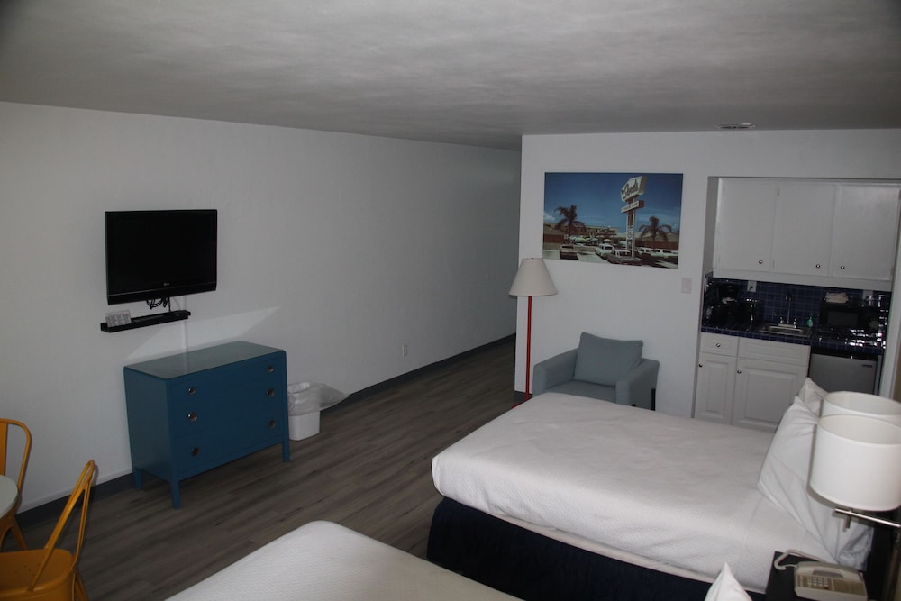 Classic Studio, 2 Double Beds, Partial Ocean View photo 2