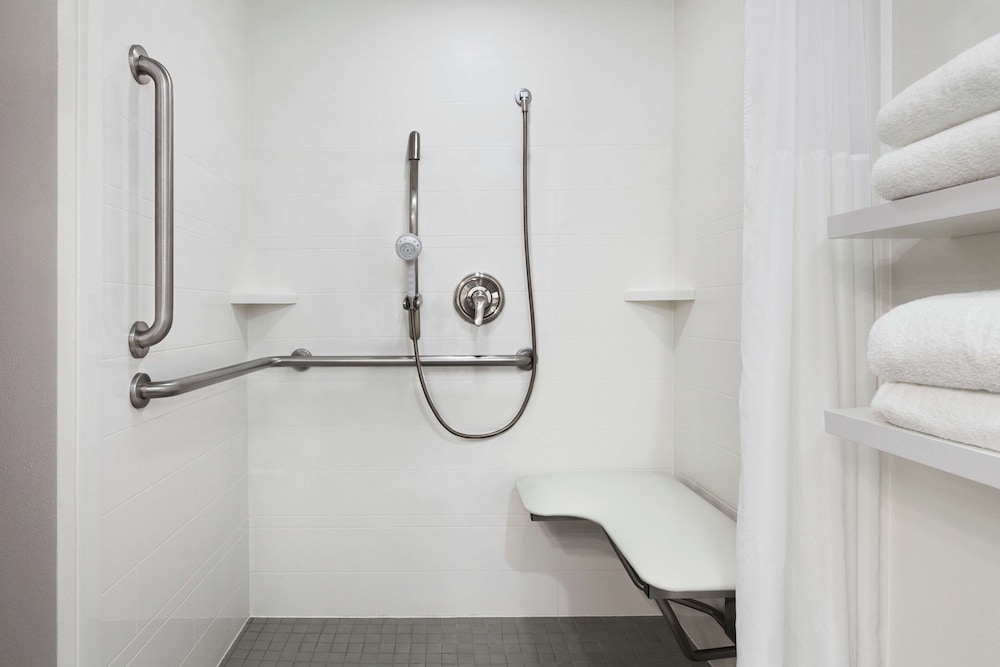 Room, 1 Queen Bed, Accessible, Non Smoking (Roll in Shower) photo 3