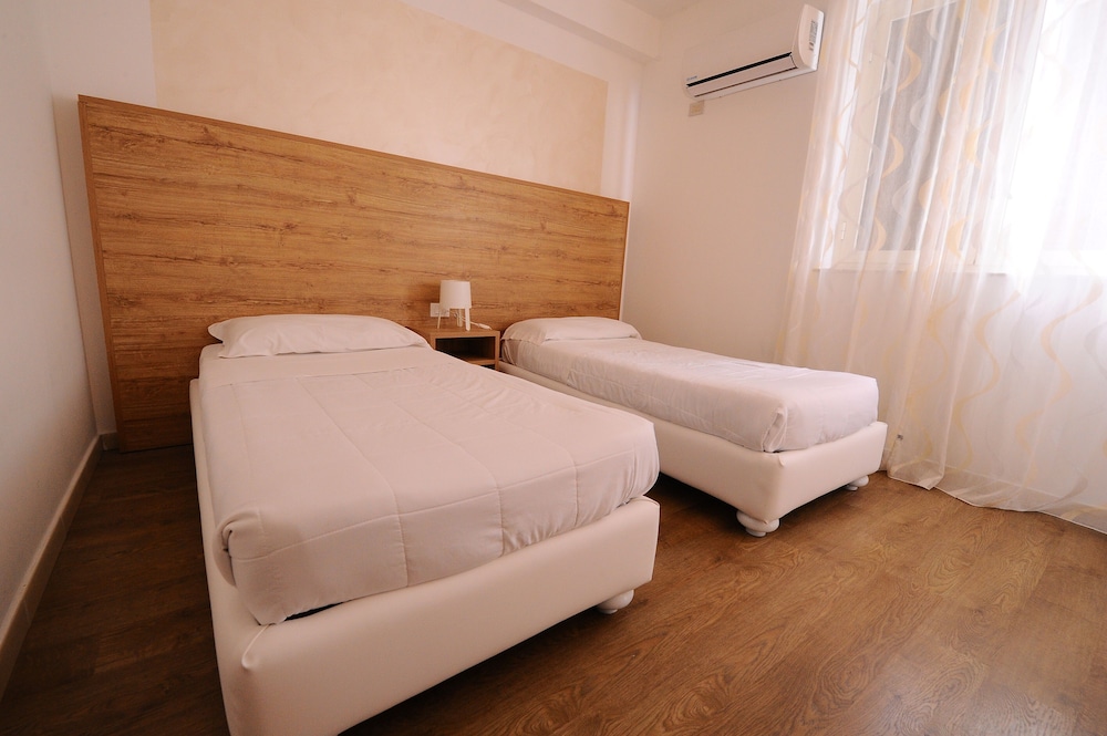Standard Room, Multiple Beds, Non Smoking, Balcony - Photo 1