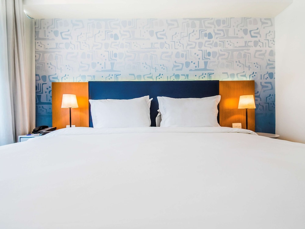 Executive Room, 1 Queen Bed, Partial Sea View