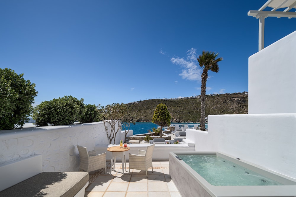 Dreamy Honeymoon Suite with Outdoor Hot Tub, Sea View - Photo 5