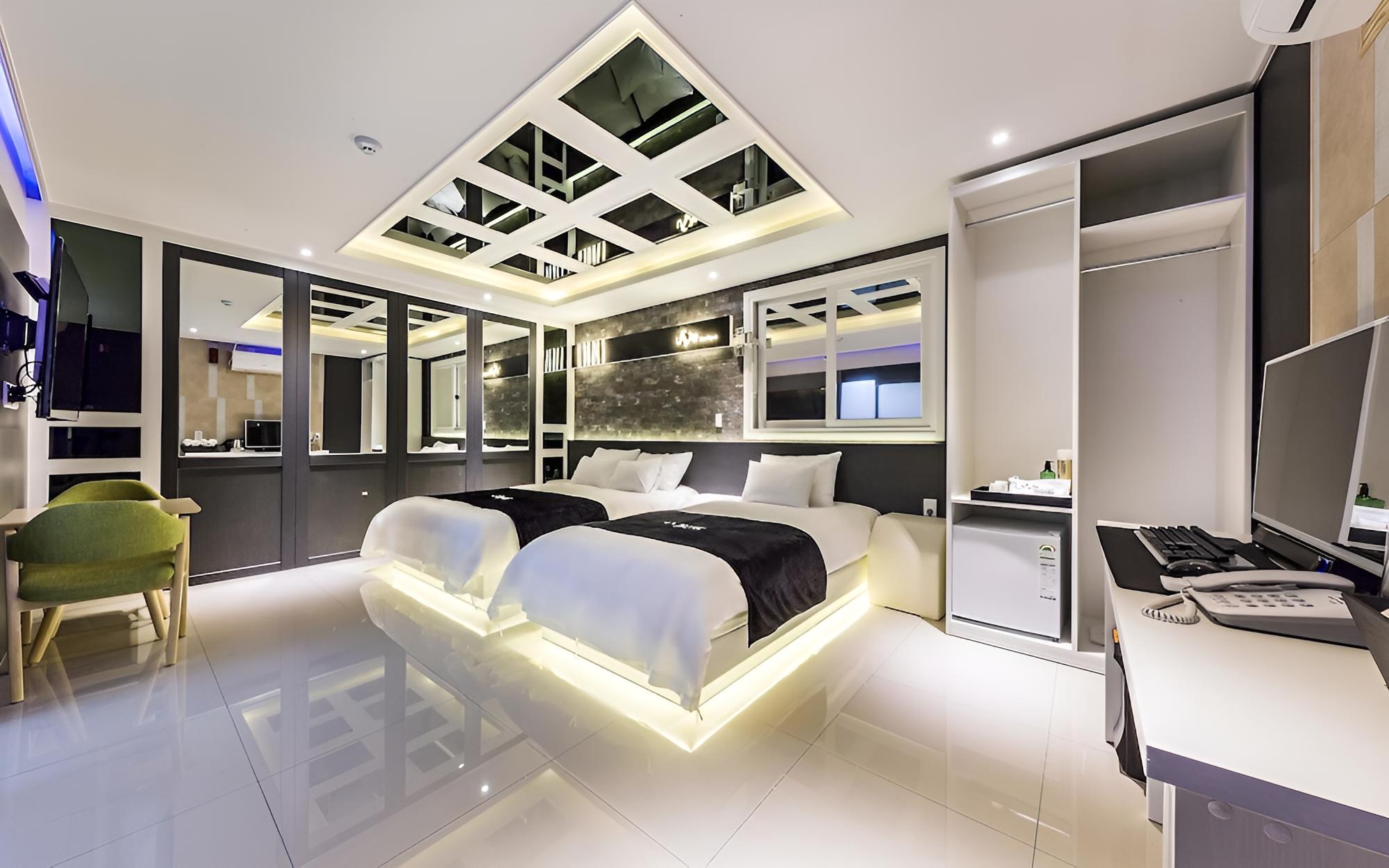 Room (Suite) - Photo 15
