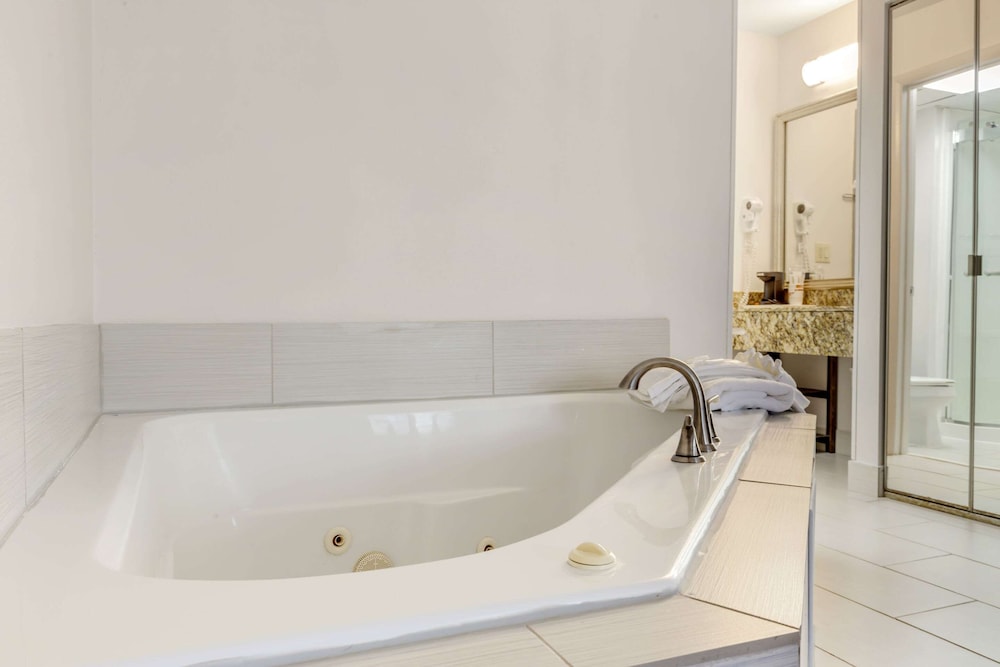 Suite, 1 King Bed, Non Smoking - Photo 2
