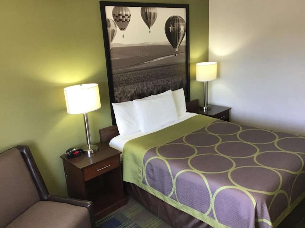 Standard Room, 1 Queen Bed, Non Smoking, Refrigerator & Microwave - Photo 3