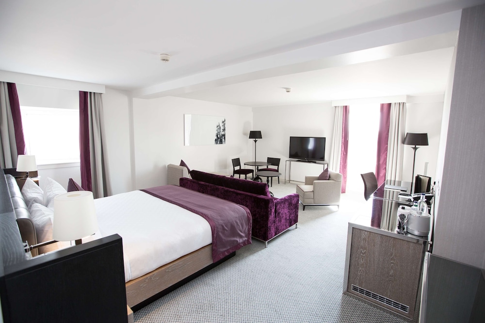 Junior Suite, 1 King Bed with Sofa bed, Club Lounge Access thumbnail 5