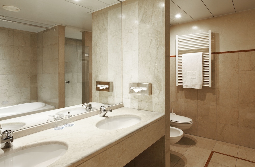 Available room thumbnail 6