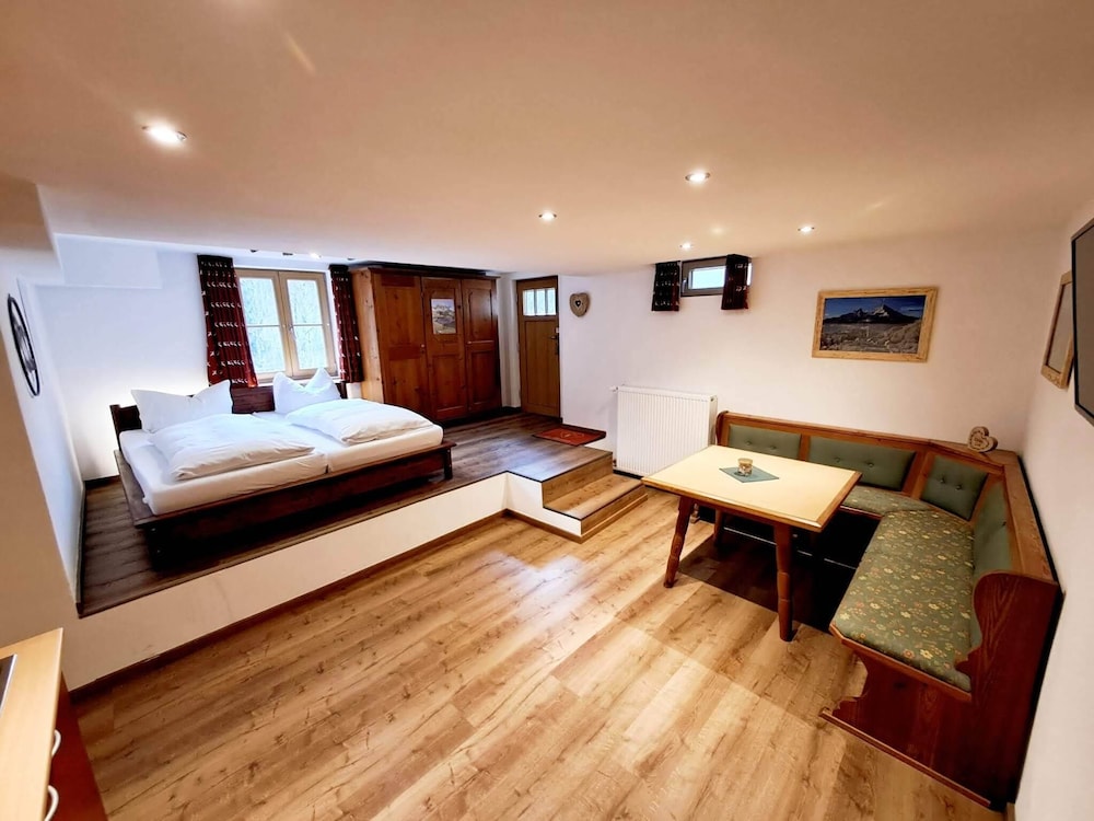 Traditional Studio Suite, 1 King Bed, Non Smoking, Kitchen (Room 6) photo 1