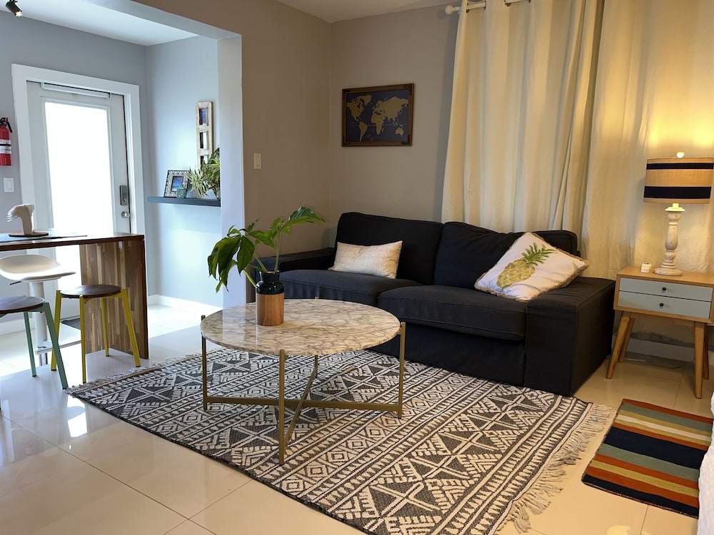 Beach Studio with patio, 1 King Bed, non smoking  (no pool access) photo 3
