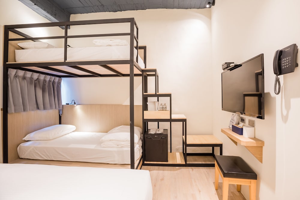 Basic Quadruple Room photo 2