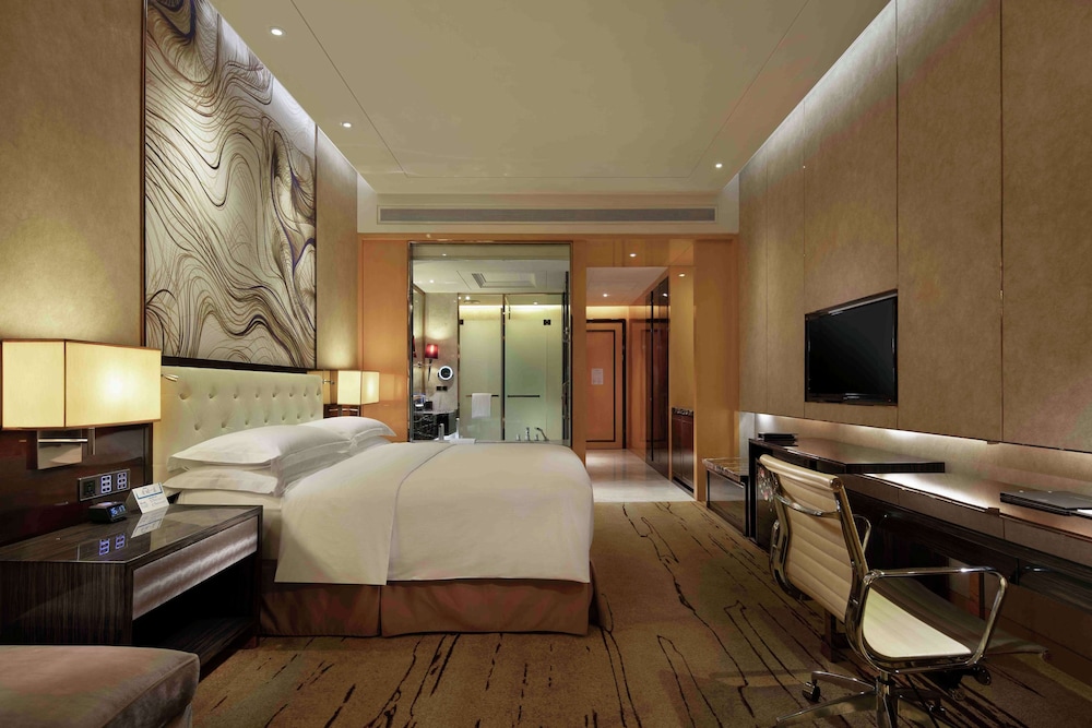 Deluxe Room, 1 King Bed (Guest) photo 3