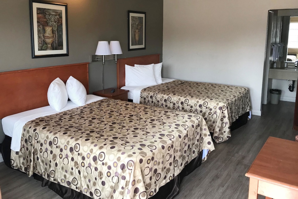 Standard Room, 2 Queen Beds, Non Smoking - Photo 1
