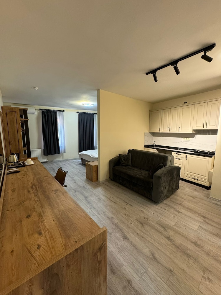 Basic Studio - Photo 1