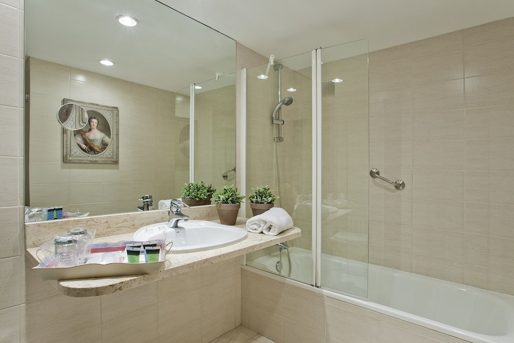 Standard Room (3 Adults) - Photo 6