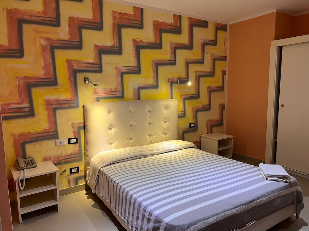 Standard Room, 1 Queen Bed photo 3