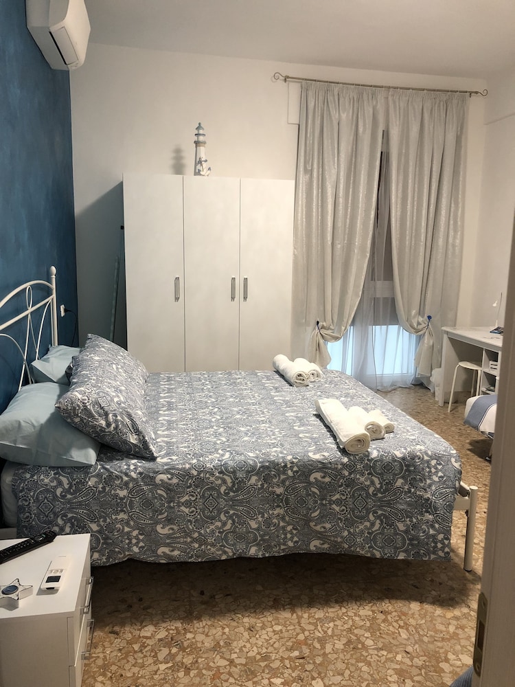 Triple Room, Accessible photo 1