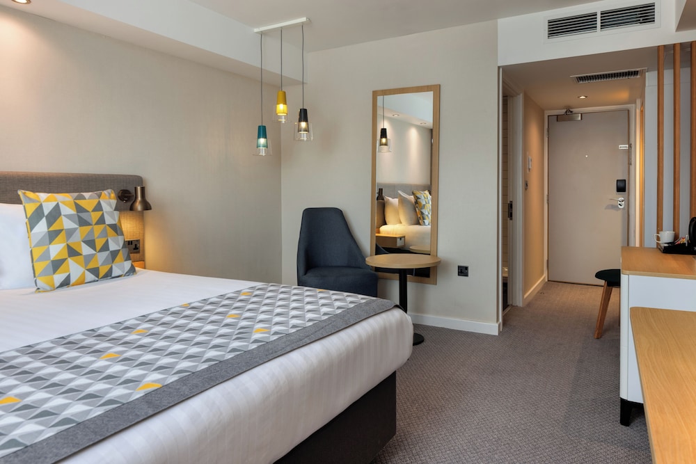 Premium Room, 1 King Bed - Photo 3