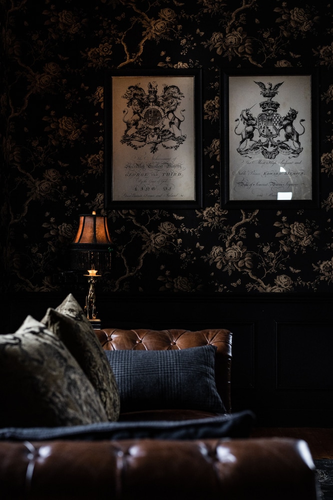 Suite - Photo 1