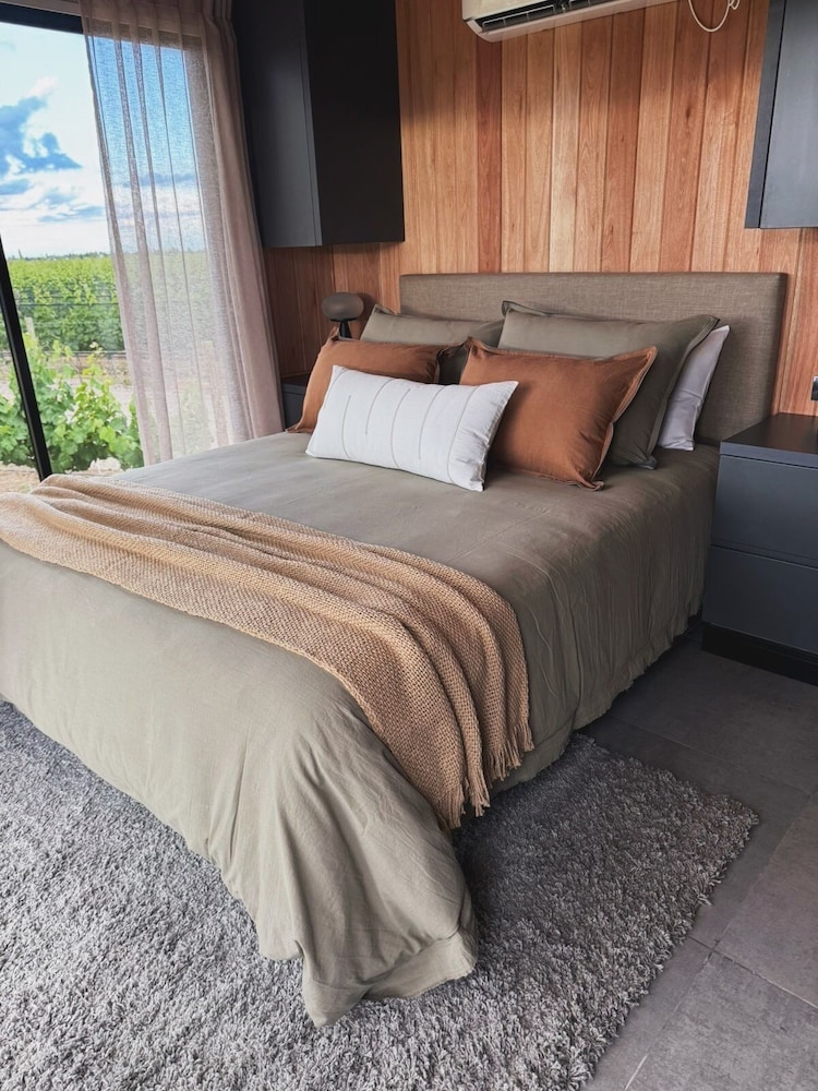 Deluxe Cabin, Vineyard View photo 2