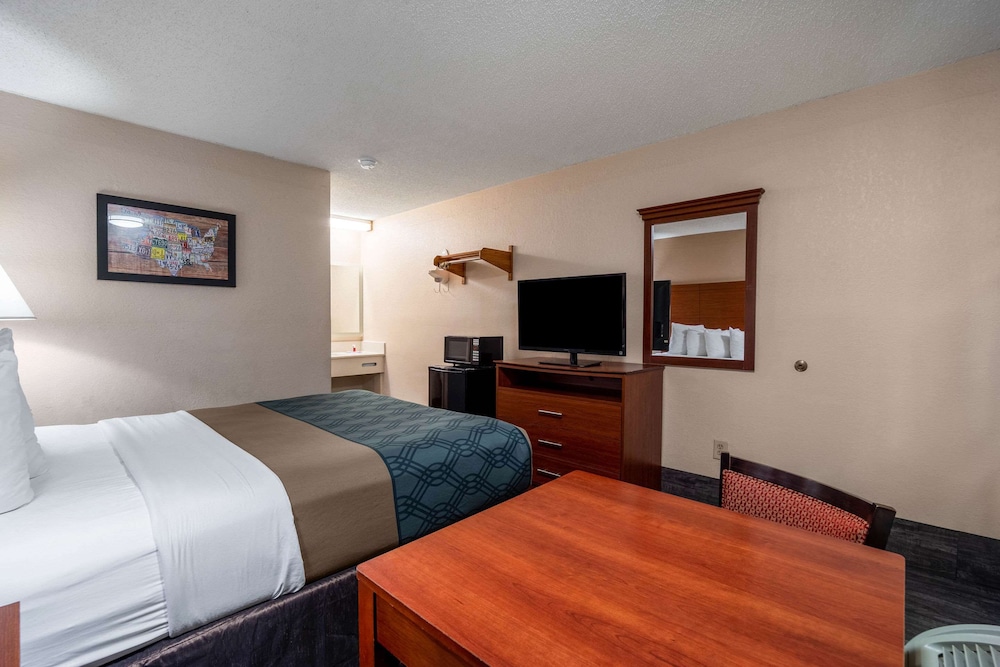 Standard Room, 1 Queen Bed, Non Smoking - Photo 2