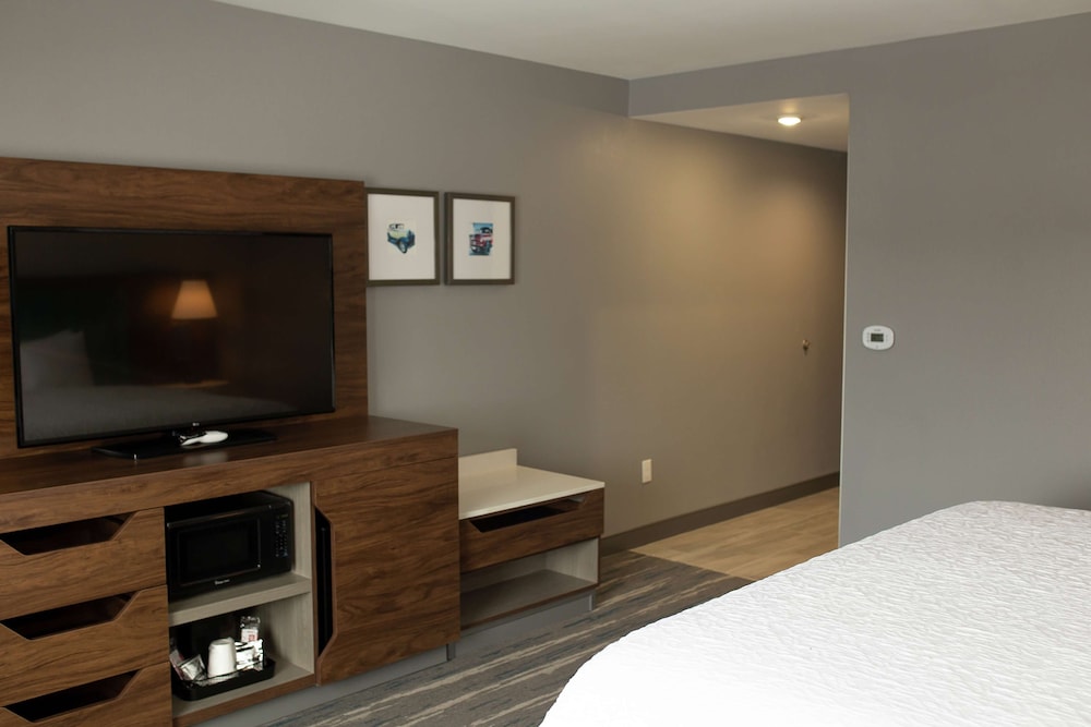 Room, 2 Queen Beds, Accessible, Bathtub - Photo 1
