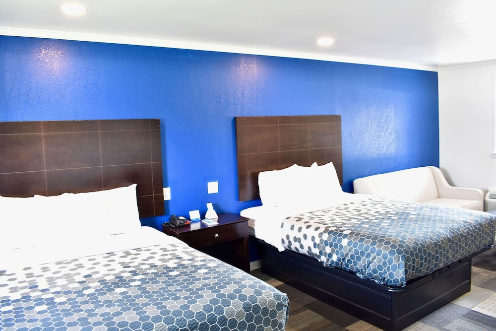 Standard Room, Multiple Beds, Non Smoking - Photo 8