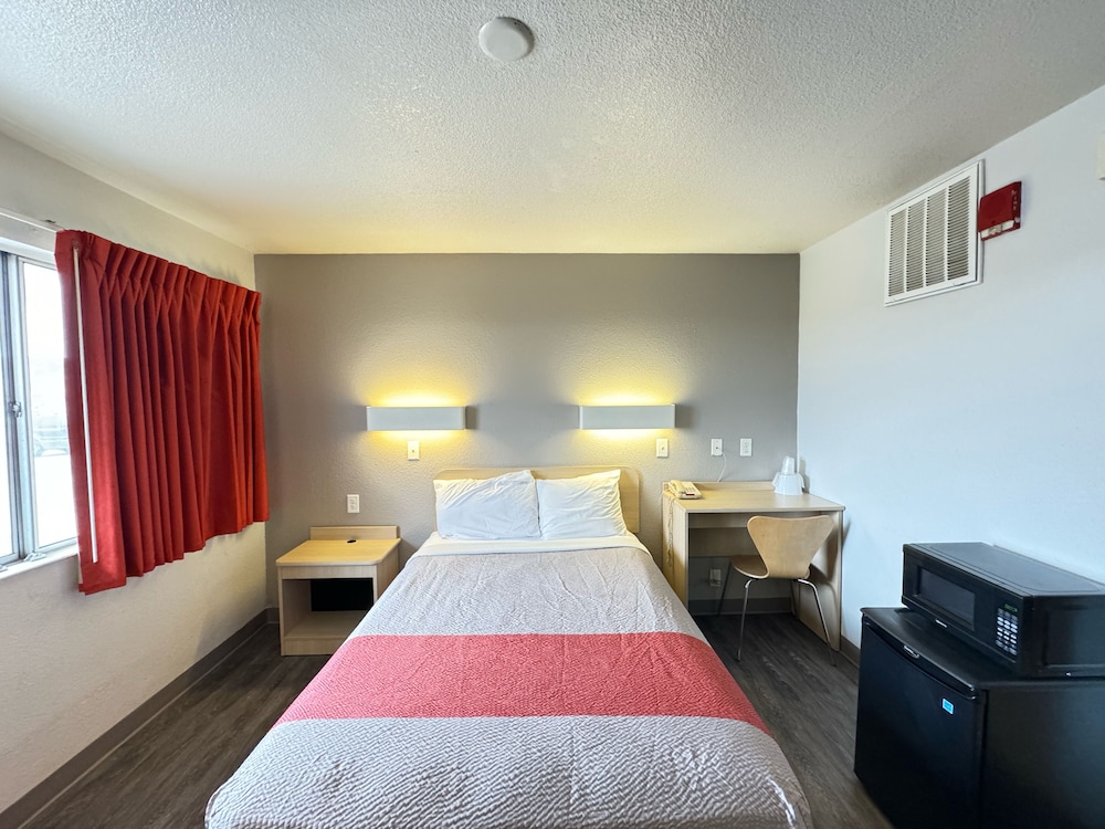 Standard Room, 1 Queen Bed, Non Smoking photo 2