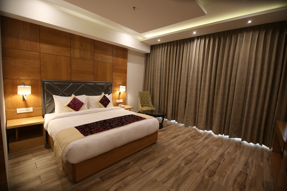 Deluxe Double Room, 1 King Bed, City View