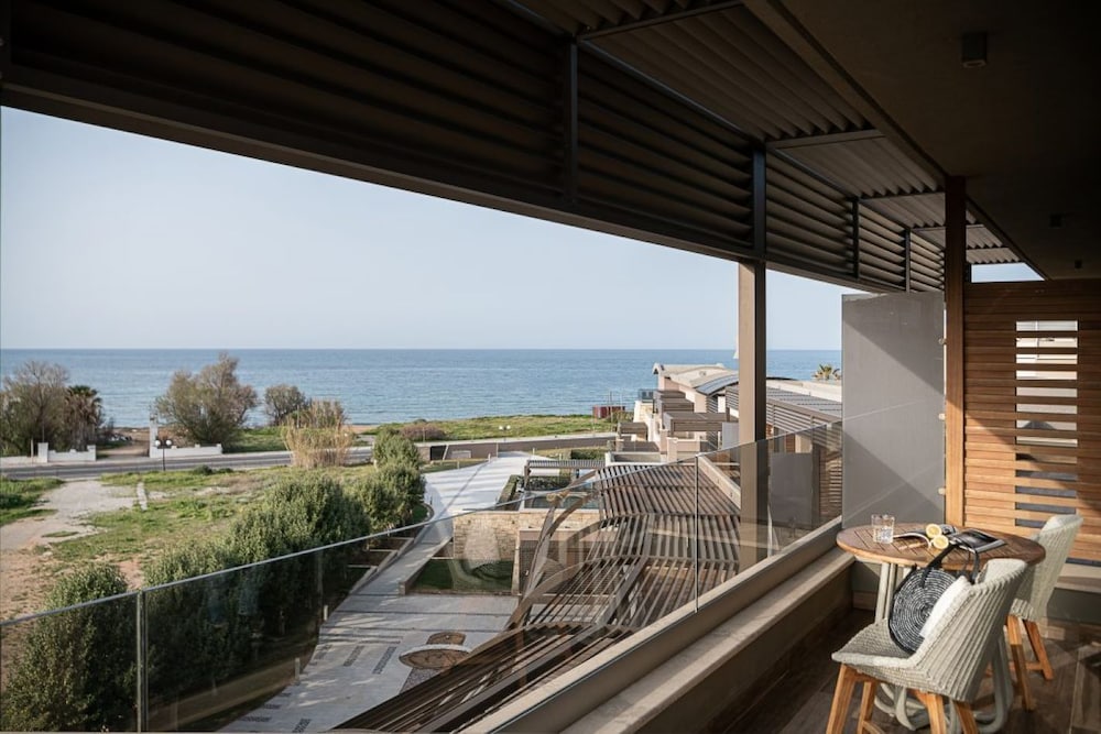 Luxury Maisonette with Private Pool & Sea View - Photo 17