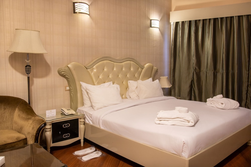 Deluxe Room First Floor - Pool Front