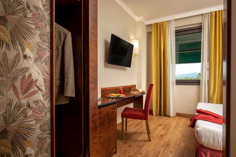 Comfort Room, 1 Queen Bed, Smoking (Converts to 2 Twin Beds) - Photo 6
