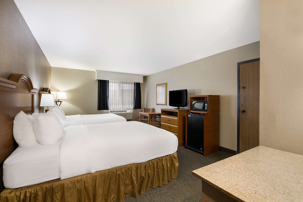 Standard Room, 2 Queen Beds, Non Smoking, Refrigerator & Microwave - Photo 6