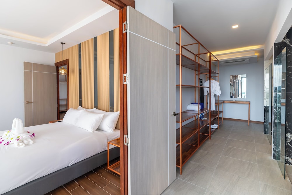Panorama Executive Suite - Photo 11