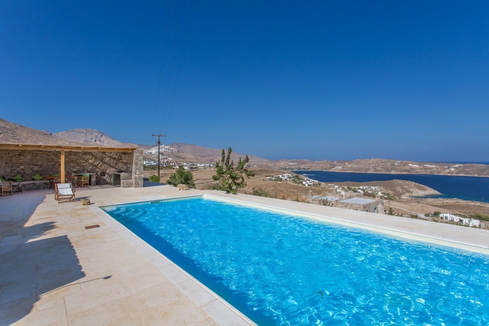 Villa photo 1