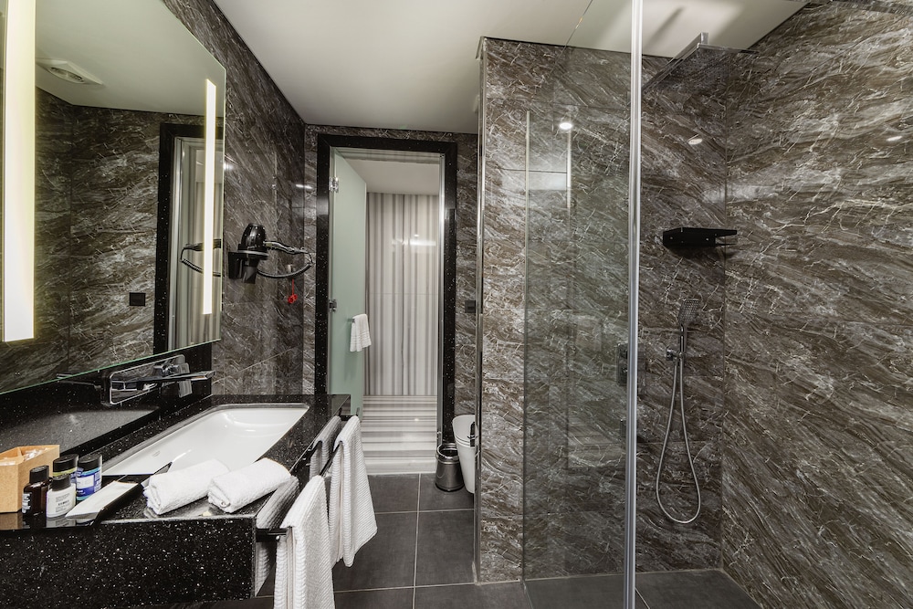 Deluxe Double Room With Turkish Bath thumbnail 5