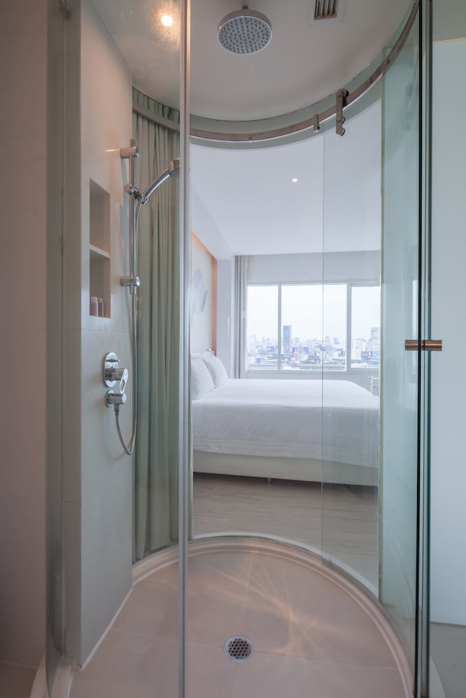 Deluxe Room, 1 King Bed, City View photo 2