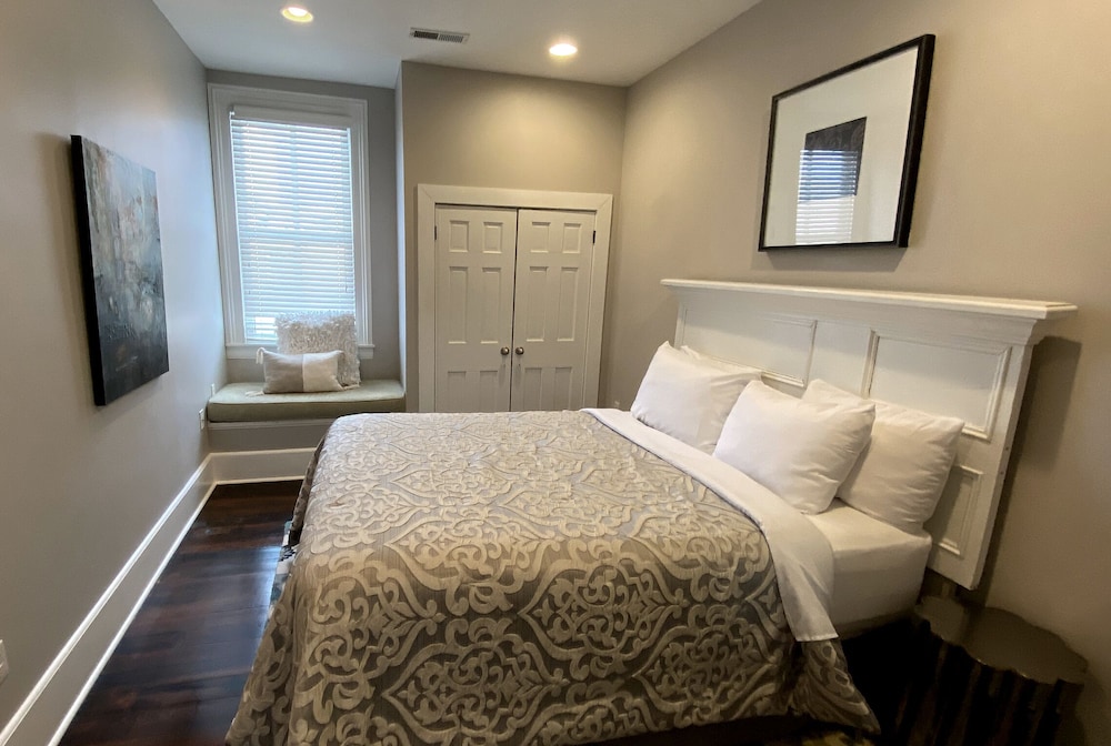 Room, 1 Queen Bed (The Lillian) photo 1