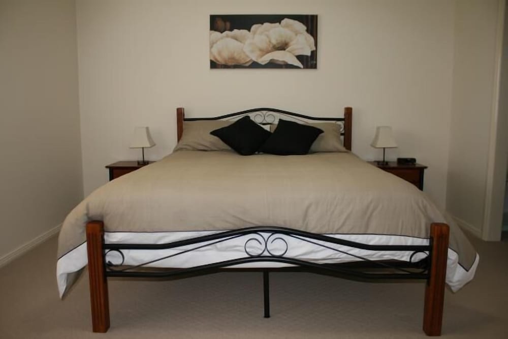 2 Bedroom Apartment 6 Railway St photo 3